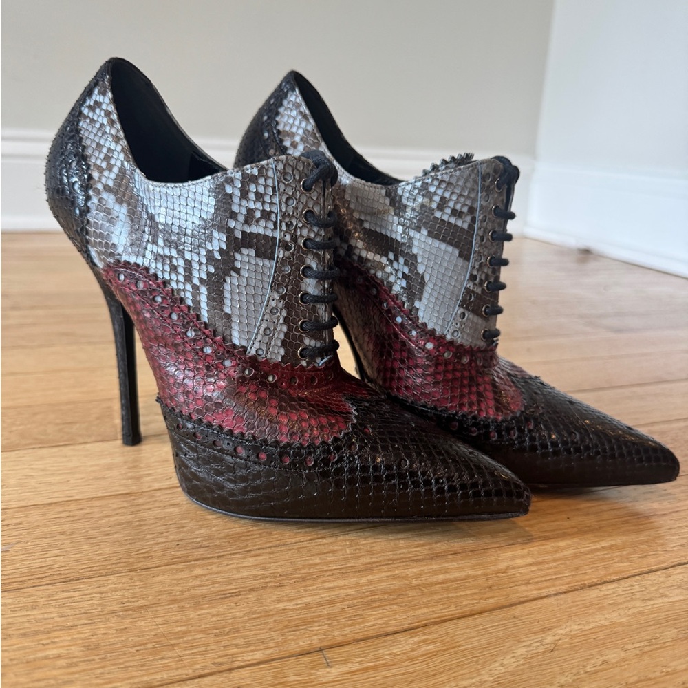 Gucci Black and Red Stiletto Heels with Oxford Lacing